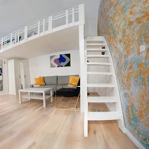  Apartment Goldart Design In The Heart Of